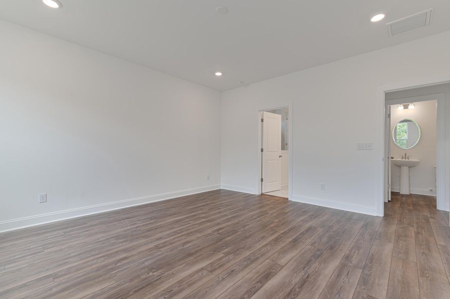 Spacious, unfurnished interior of a new home in , Summerville (Image 21).