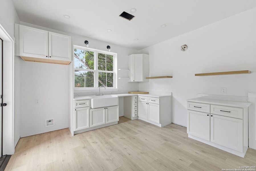 Furnished interior view inside a new home in , Bandera (Image 7).
