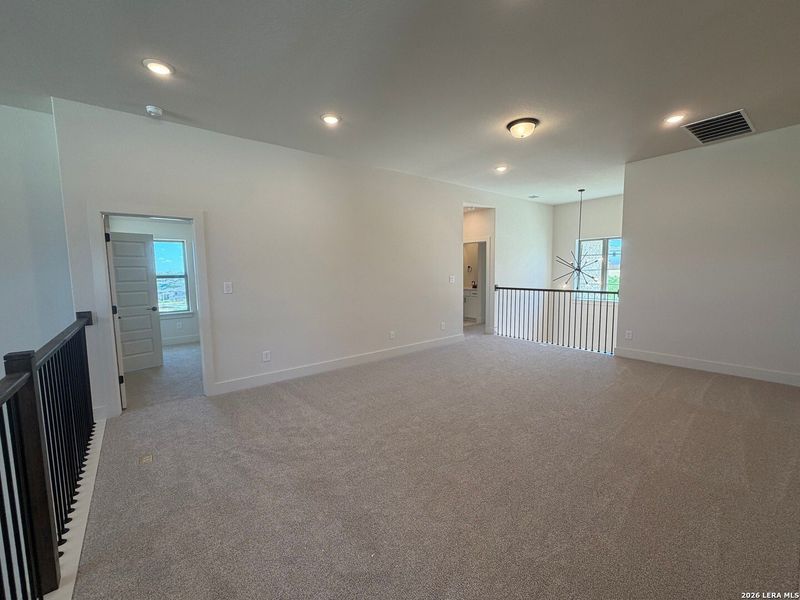 Spacious, unfurnished interior of a new home in Ladera - 50s, San Antonio (Image 12).