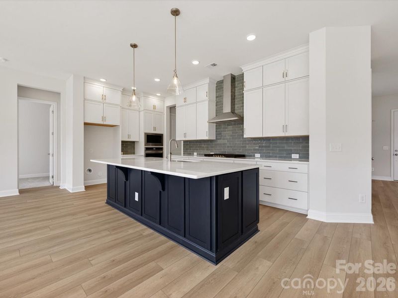 2 tone kitchen, 10 ft ceilings