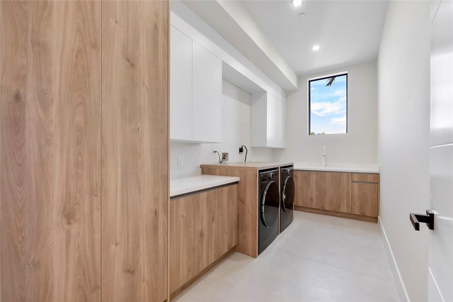 Furnished interior view inside a new home in , Plantation (Image 9).