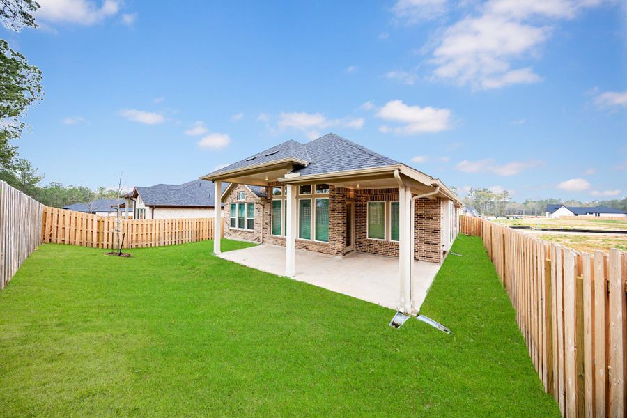 Come explore this generous backyard—perfect for kids to play freely and adults to unwind in comfort!