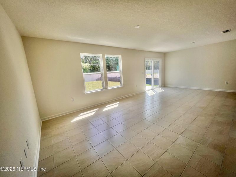 Spacious, unfurnished interior of a new home in Hawkes Meadow, Jacksonville (Image 8).
