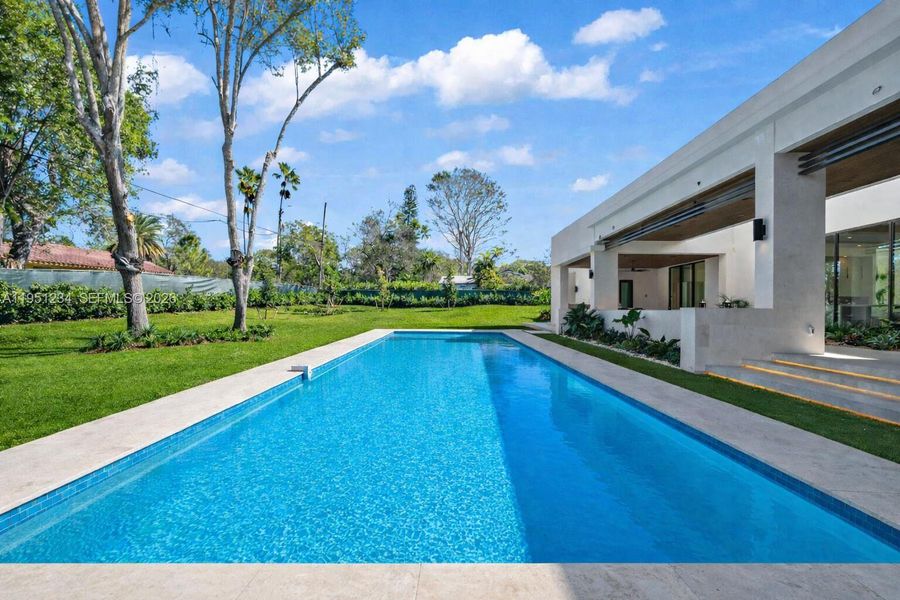 Exterior details and patio area of a home in , Palmetto Bay (Image 4).