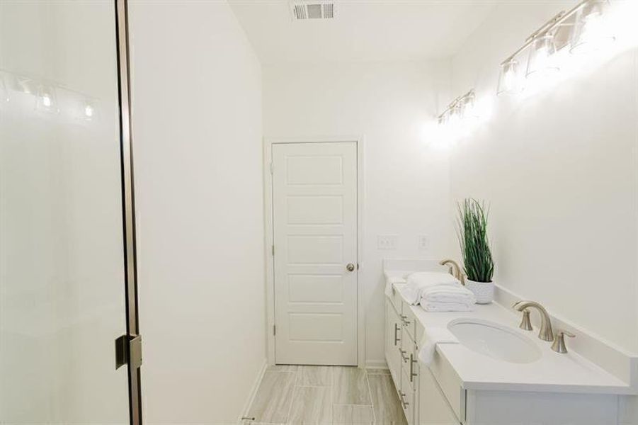 Furnished interior view inside a new home in , Dawsonville (Image 24).