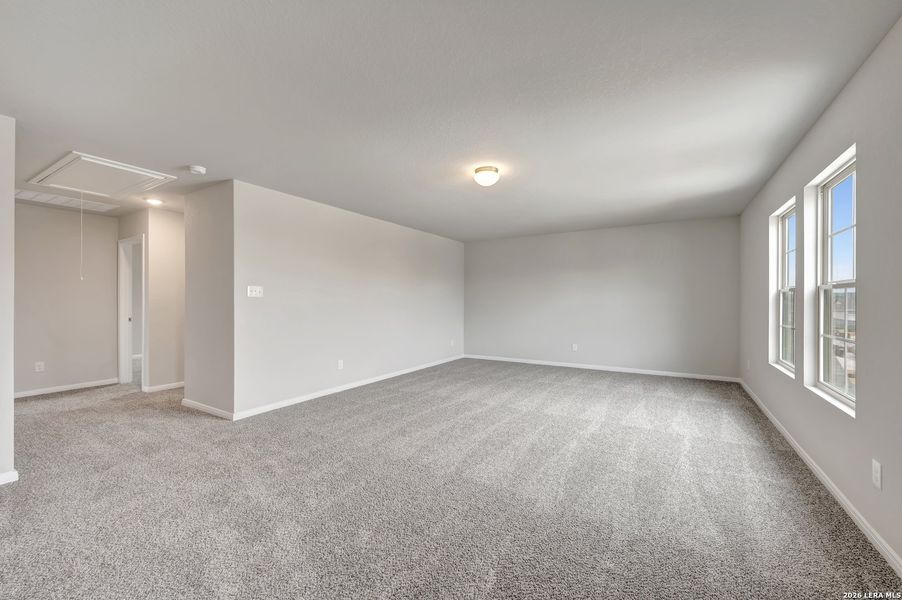 Spacious, unfurnished interior of a new home in Hunters Ranch, San Antonio (Image 29).