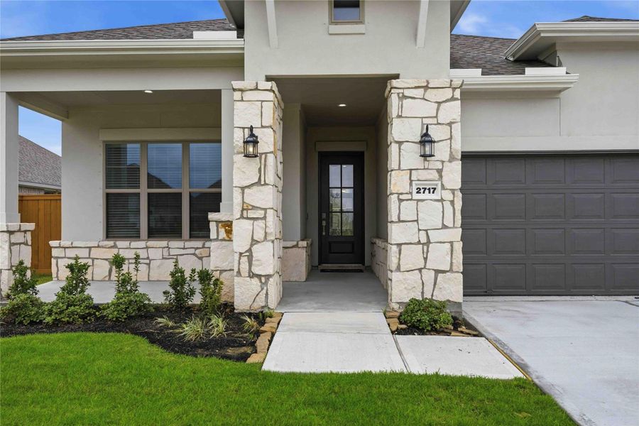 Exterior details and patio area of a home in Lago Mar  50'  &  55', Texas City (Image 4).