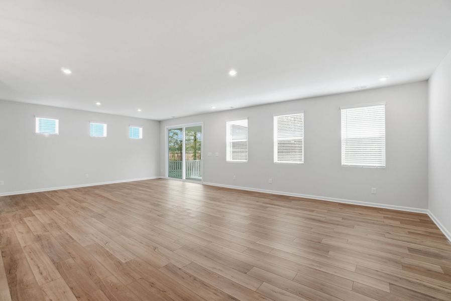 Spacious, unfurnished interior of a new home in Waxhaw Landing, Monroe (Image 14).