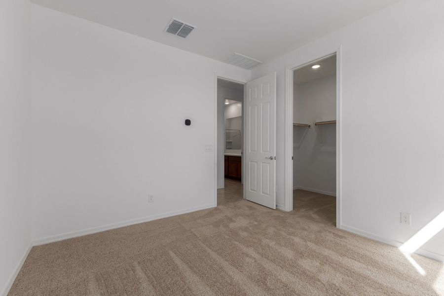 Spacious, unfurnished interior of a new home in Bella Vista Farms, San Tan Valley (Image 16).