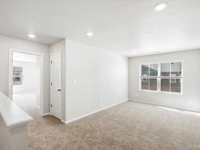 Spacious, unfurnished interior of a new home in Skyview at High Point, Aurora (Image 32).