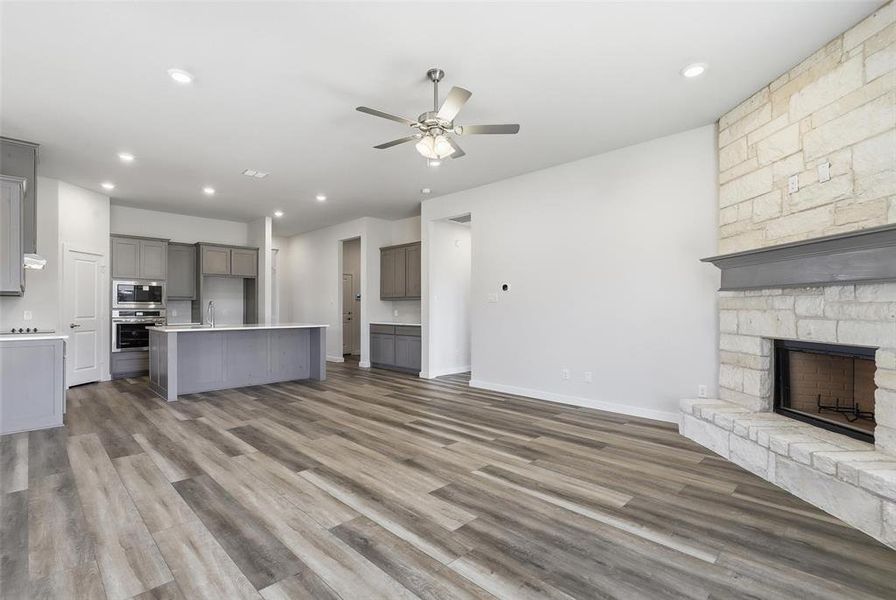 Spacious, unfurnished interior of a new home in Pyramid Acres, Benbrook (Image 29). Spacious, unfurnished interior of a new home in Pyramid Acres, Benbrook (Image 29).