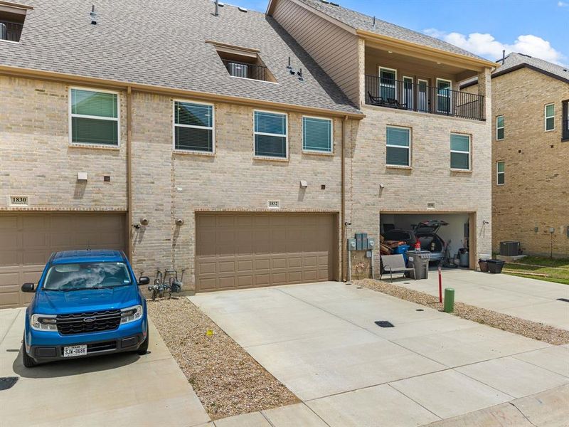 Exterior details and patio area of a home in , Farmers Branch (Image 24).