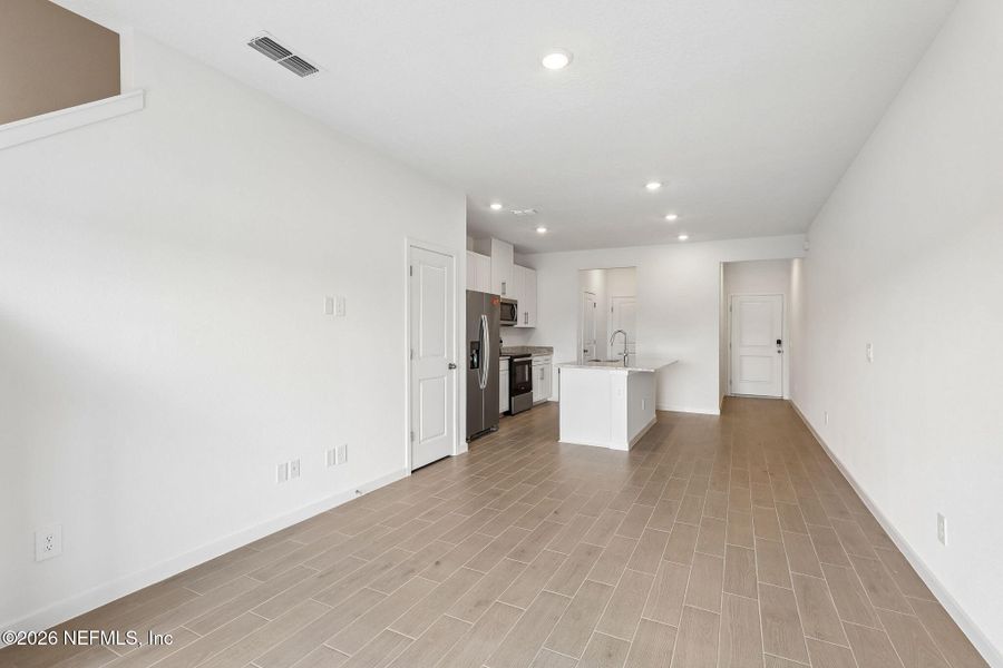 Spacious, unfurnished interior of a new home in , Middleburg (Image 19).