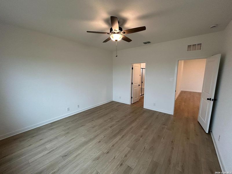 Spacious, unfurnished interior of a new home in Hennersby Hollow, San Antonio (Image 17).