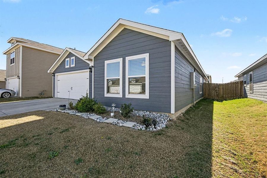 Exterior details and patio area of a home in Logan Square, Fort Worth (Image 24).