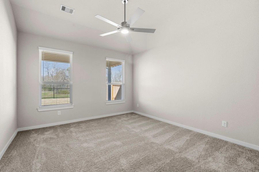 Spacious, unfurnished interior of a new home in Barton Creek Ranch, Conroe (Image 19).