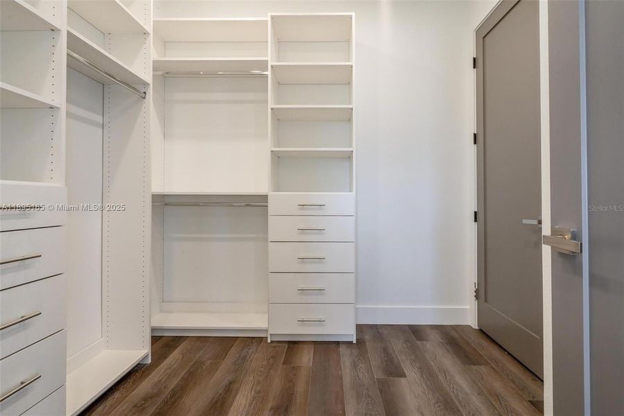 Spacious, unfurnished interior of a new home in Reunion Resort, Reunion (Image 35).