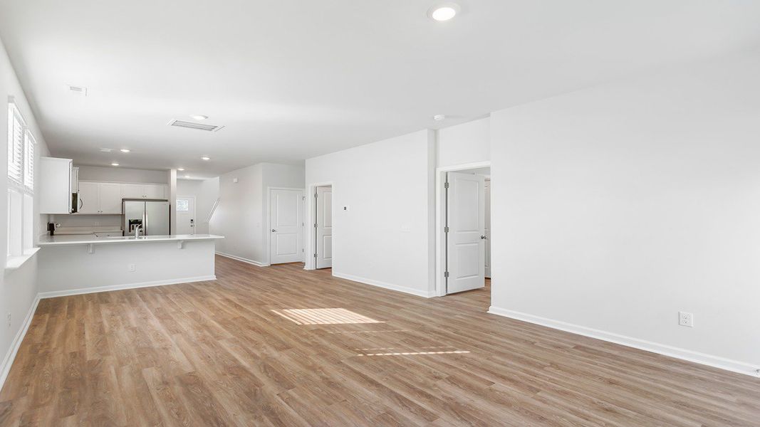 Spacious, unfurnished interior of a new home in Sheep Island, Summerville (Image 14).