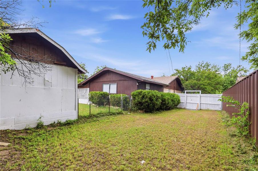 Exterior details and patio area of a home in , Brownwood (Image 23).