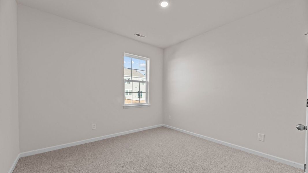 Spacious, unfurnished interior of a new home in East Ridge, Ayden (Image 13).