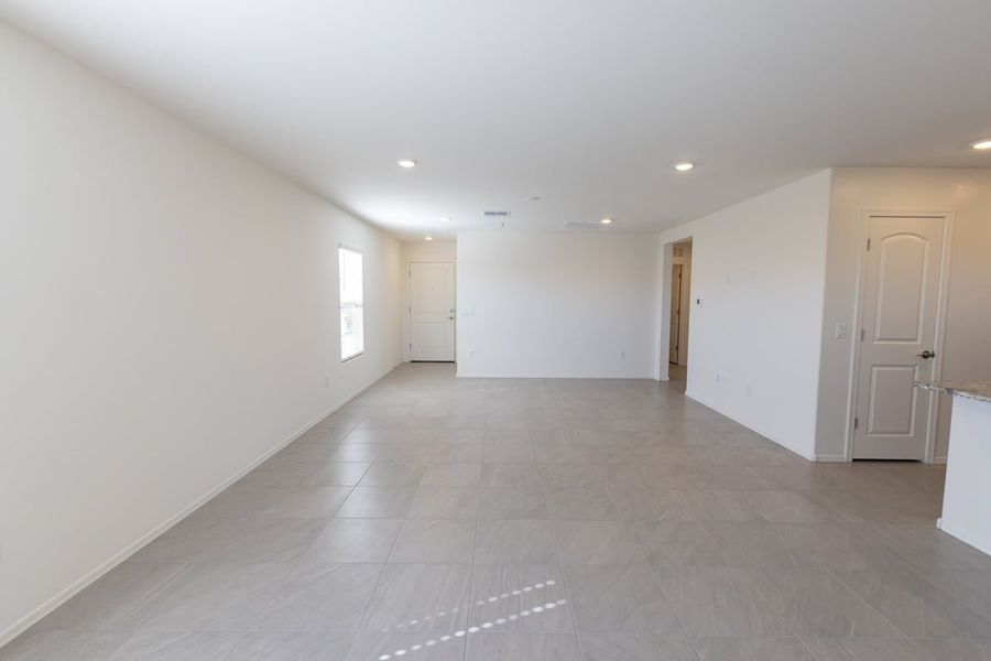 Spacious, unfurnished interior of a new home in Saguaro Haven, Tucson (Image 6).