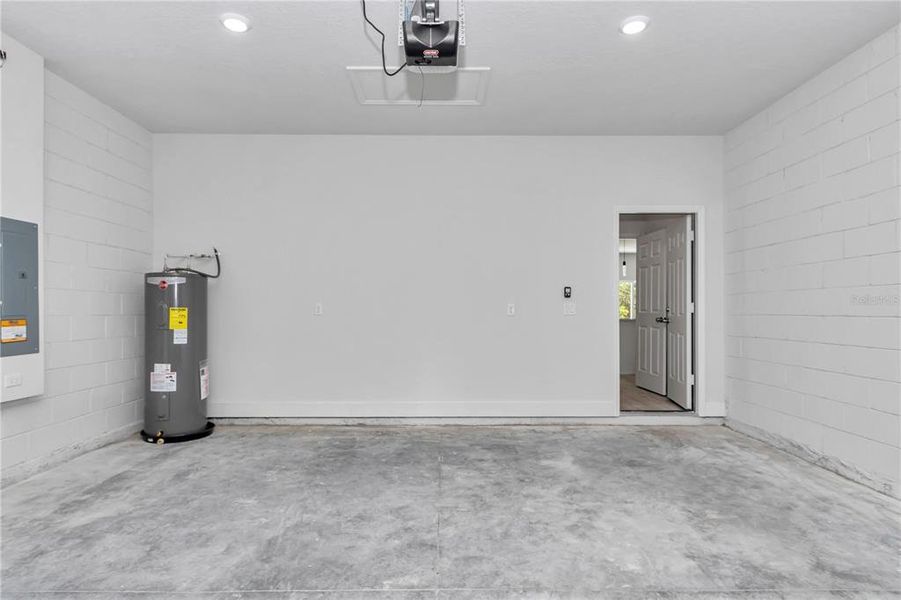 Spacious, unfurnished interior of a new home in , Ocala (Image 12).