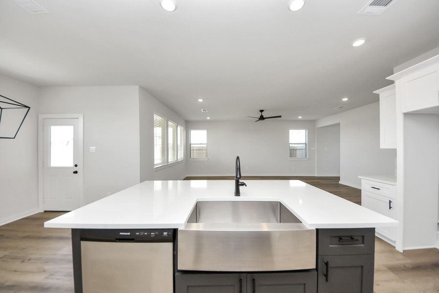 Kitchen, quartz countertops, SS appliances