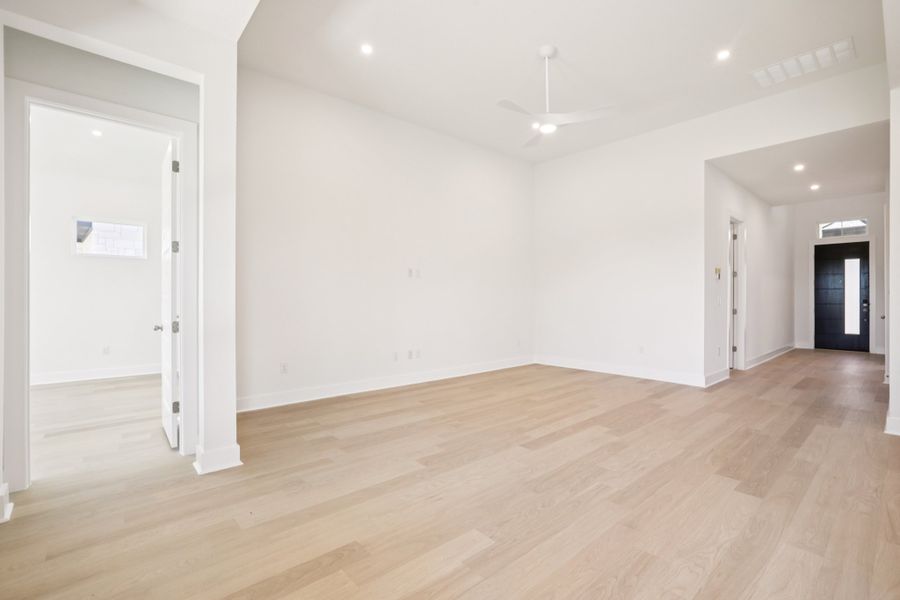 Spacious, unfurnished interior of a new home in Persimmon, Buda (Image 11).