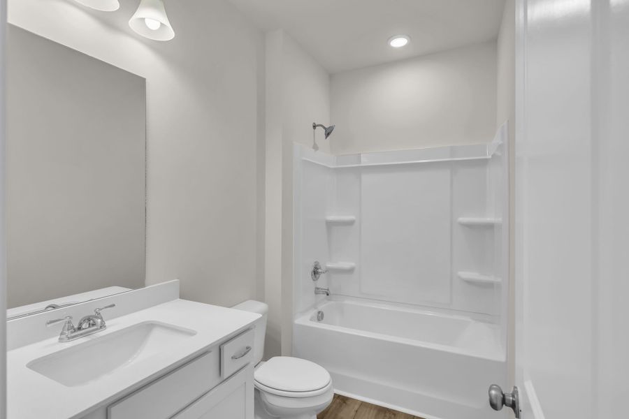 Junior en suite bathroom.