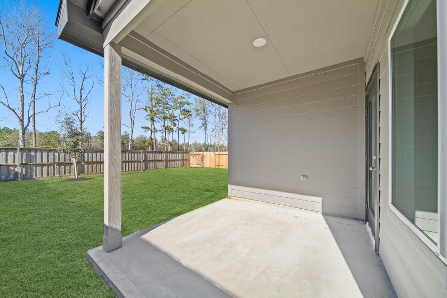 Exterior details and patio area of a home in Silverthorne, Conroe (Image 4).