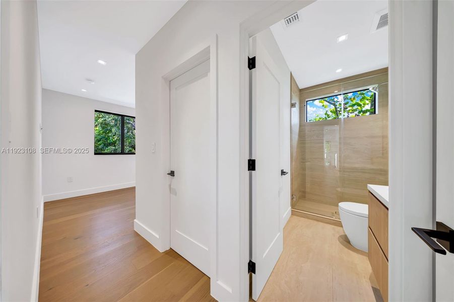 Spacious, unfurnished interior of a new home in , Miami (Image 44).