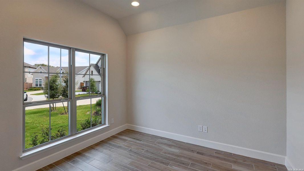 Spacious, unfurnished interior of a new home in Ladera, San Antonio (Image 17).