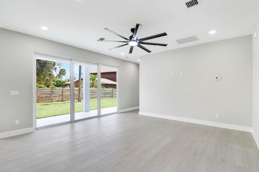 Spacious, unfurnished interior of a new home in , Jensen Beach (Image 24).