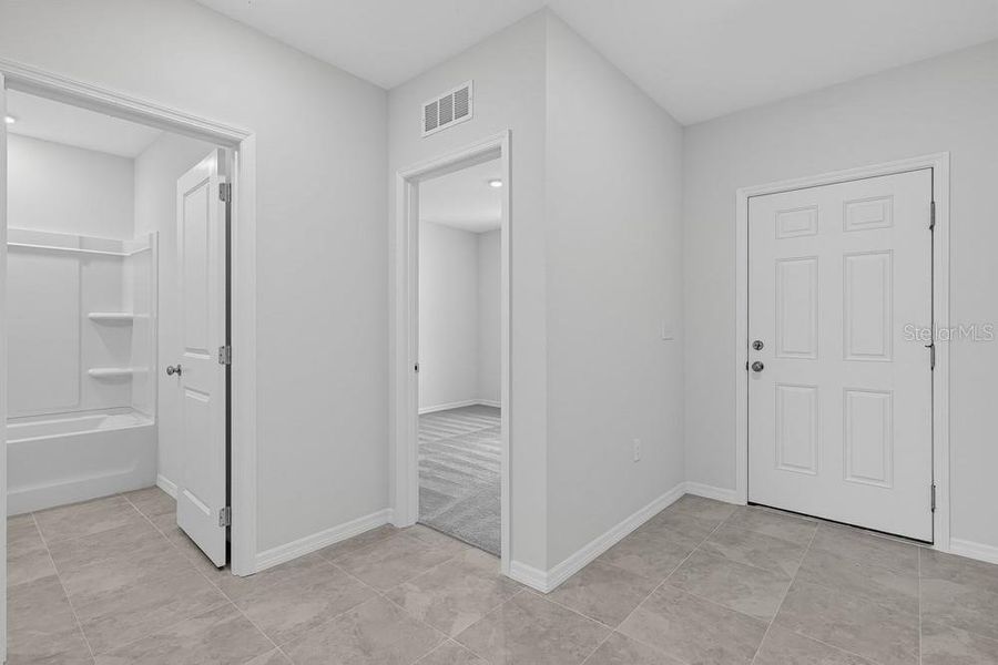 Spacious, unfurnished interior of a new home in Solena, North Fort Myers (Image 25).