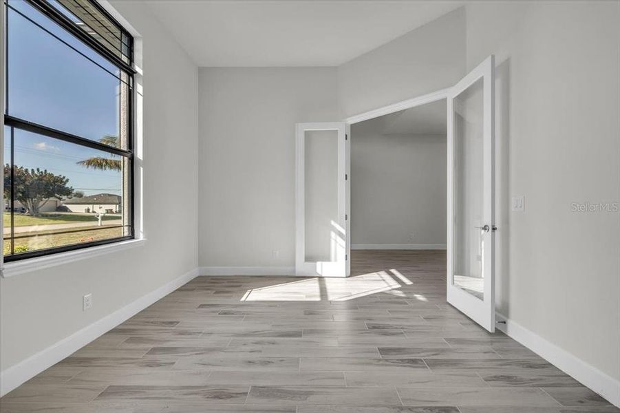 Spacious, unfurnished interior of a new home in , Cape Coral (Image 18).