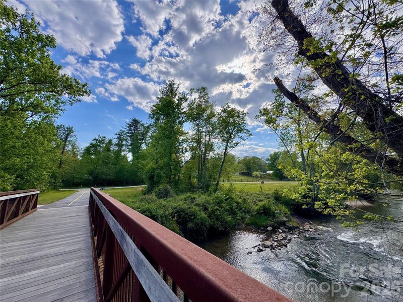 Natural landscape and outdoor views near in Hendersonville (Image 29). Natural landscape and outdoor views near in Hendersonville (Image 29).