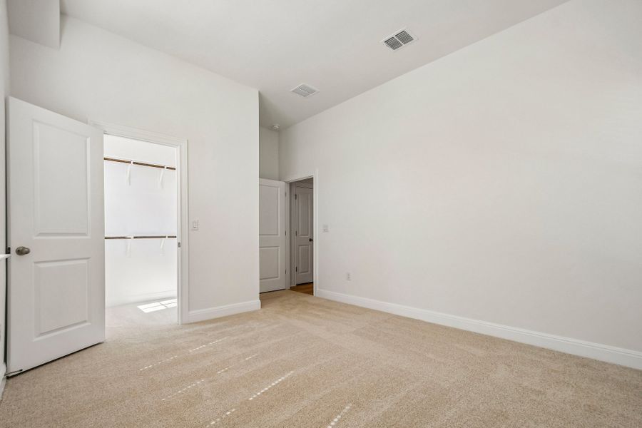 Spacious, unfurnished interior of a new home in Persimmon, Buda (Image 31).