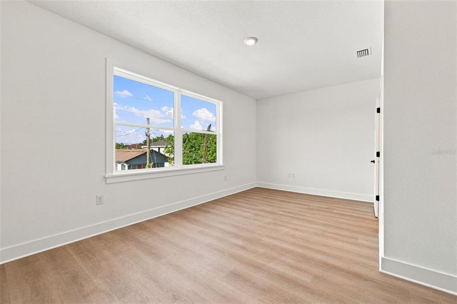 Spacious, unfurnished interior of a new home in , Tampa (Image 26).