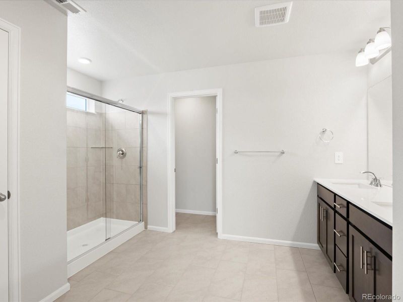 Spacious, unfurnished interior of a new home in Buffalo Highlands: The Canyon Collection, Commerce City (Image 30).