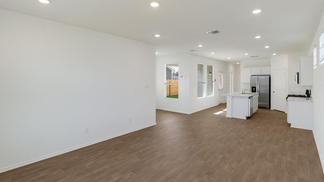 Spacious, unfurnished interior of a new home in Valverde, Bastrop (Image 9).