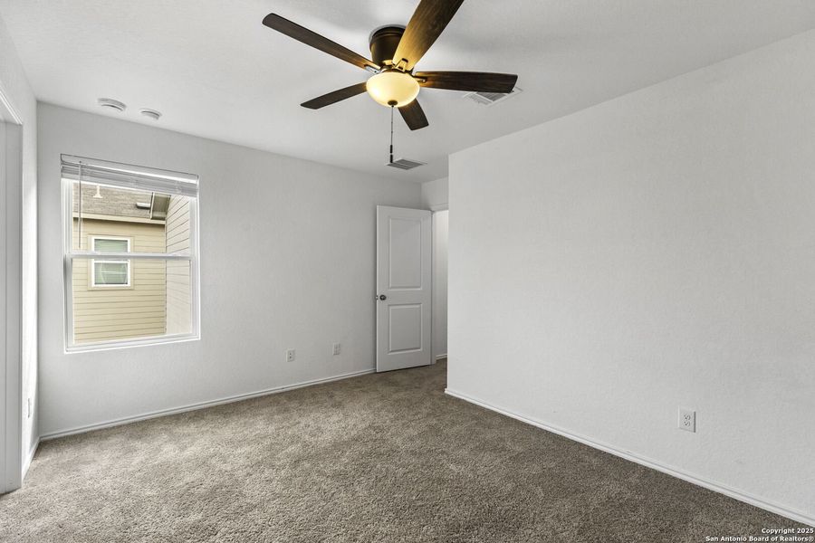 Spacious, unfurnished interior of a new home in Presa Point, San Antonio (Image 10).