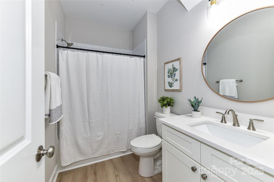 Full Bath on main level with tub/shower! Full Bath on main level with tub/shower!