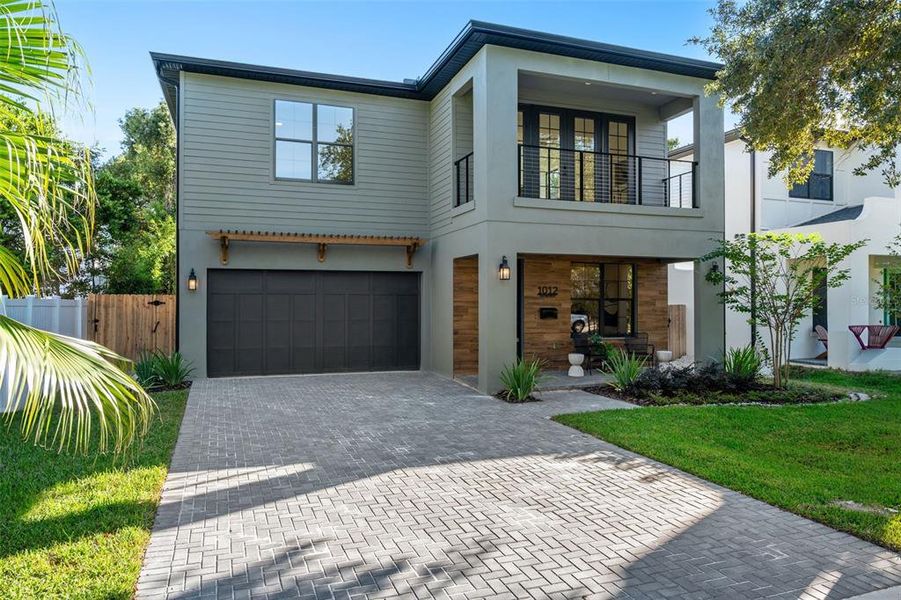 Exterior details and patio area of a home in College Park, Orlando (Image 2).