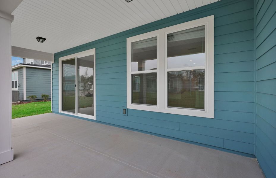 Exterior details and patio area of a home in Hyland Trail, Green Cove Springs (Image 3).