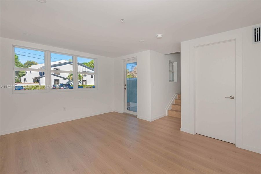 Spacious, unfurnished interior of a new home in , Fort Lauderdale (Image 12).