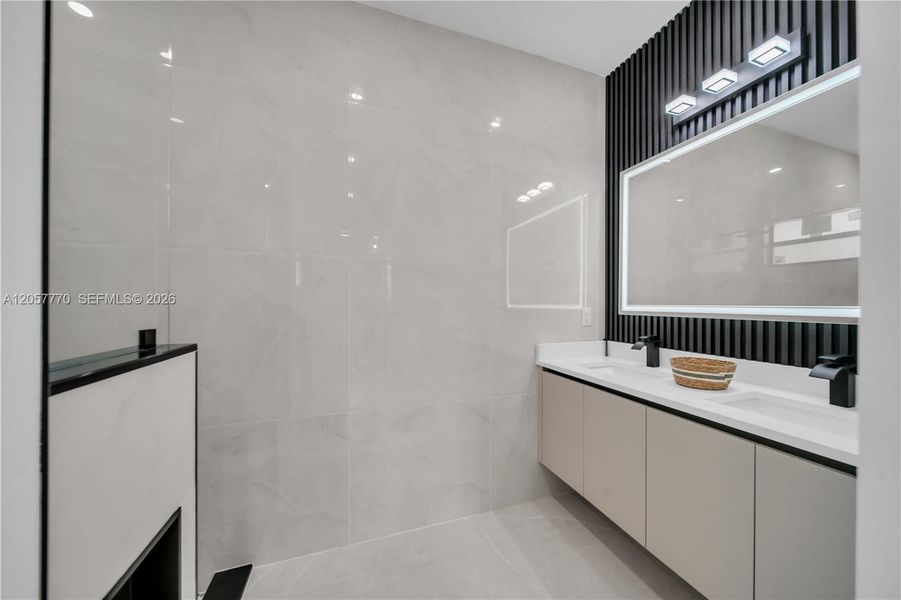 Furnished interior view inside a new home in , Cape Coral (Image 9).