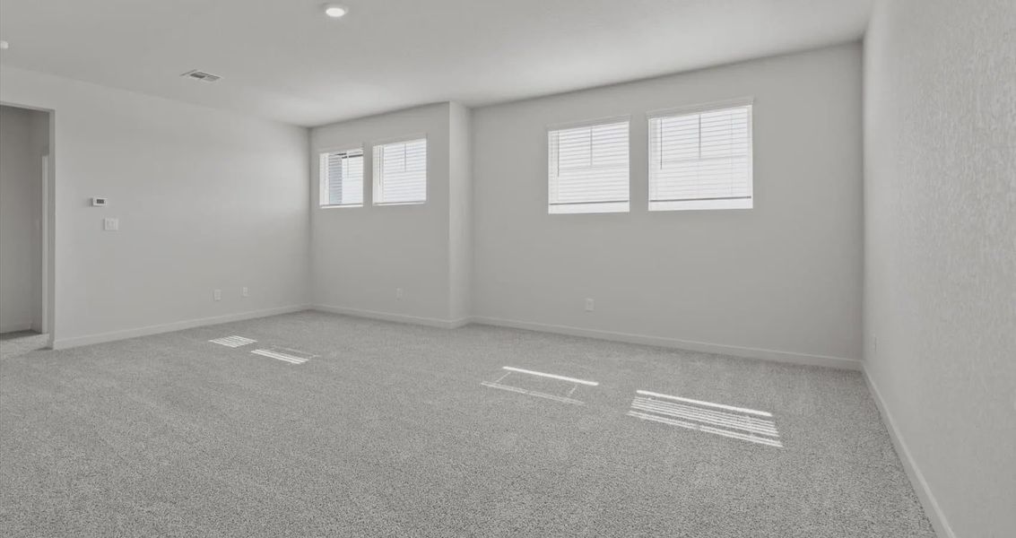 Spacious, unfurnished interior of a new home in Stream Waters, Buda (Image 9).