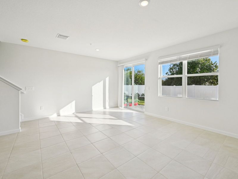 Spacious, unfurnished interior of a new home in Tidewater, Fort Pierce (Image 12).