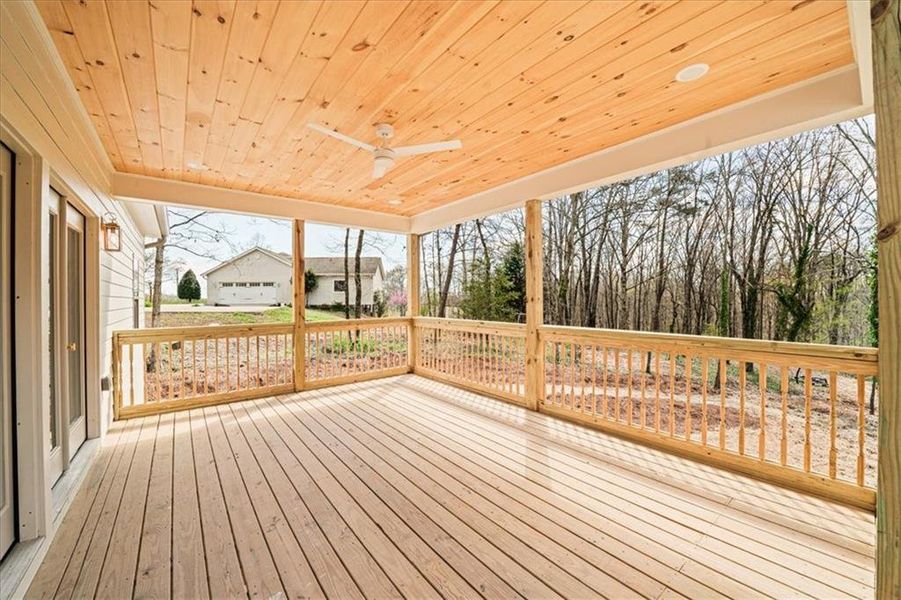 Exterior details and patio area of a home in , Murrayville (Image 30).