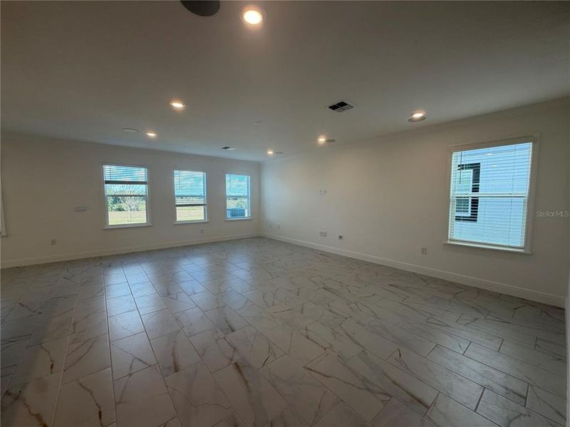 Spacious, unfurnished interior of a new home in Villa Pass, Mascotte (Image 33).